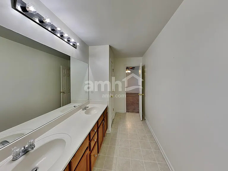 1042 Vanguard Dr — Photo 13