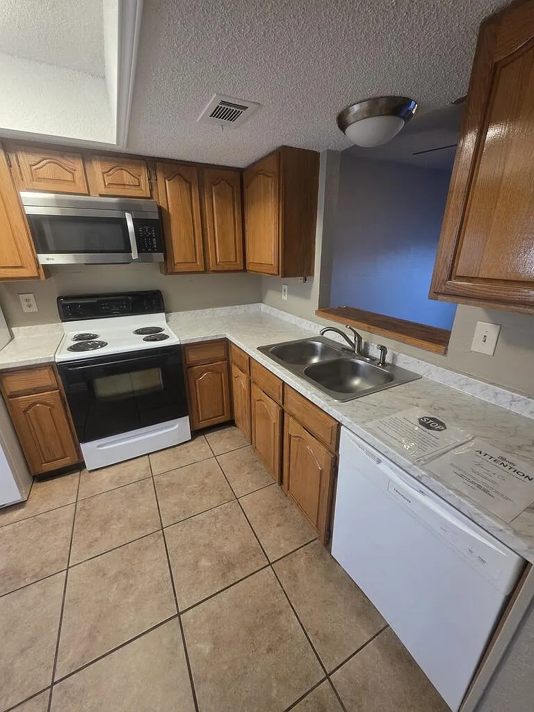 2 bed, 2.5 bath, 1047 sqft, $1,850 — Photo 4