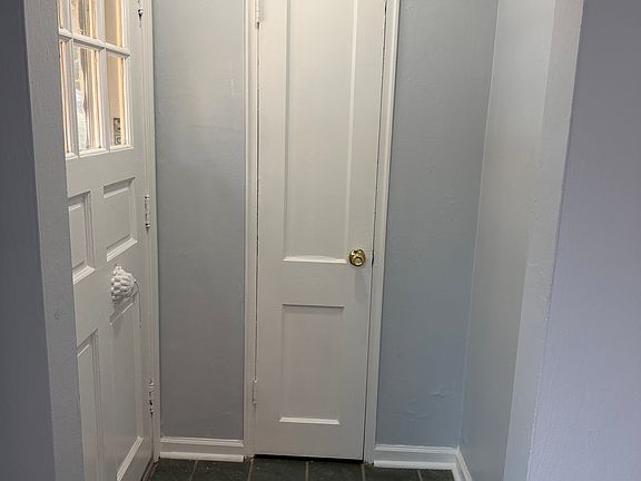 Entrance foyer w/ closet.