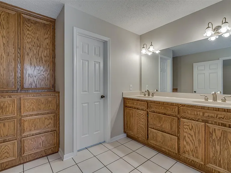 2460 Pebblebrook Cir — Photo 17
