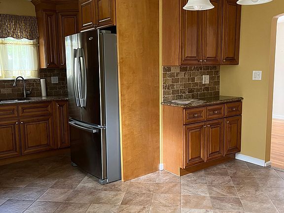 4th image of 210 Edgegrove Ave