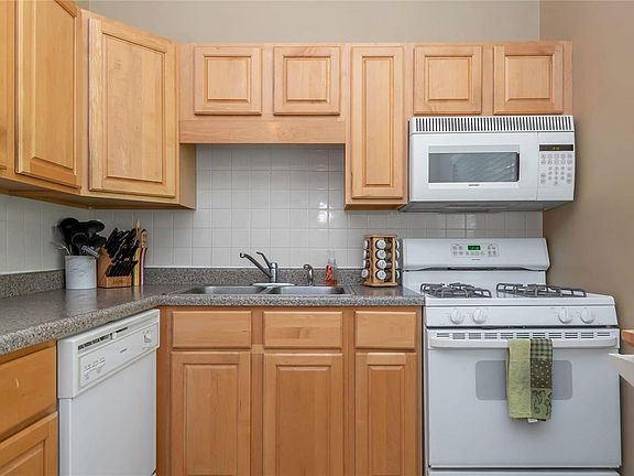 3rd image of 131 E Washington Ave APT 2S