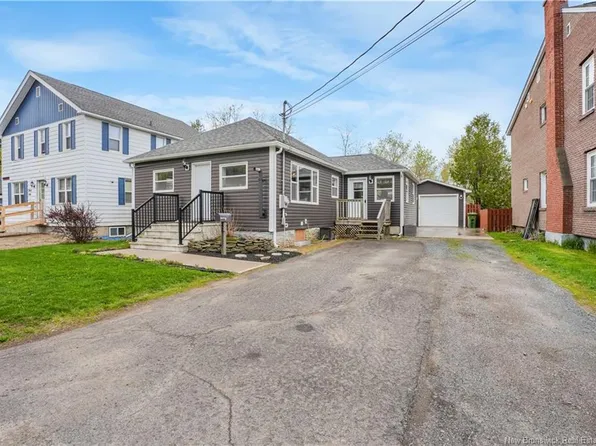 26 Victory Ave, Fredericton, NB E3A 3V5