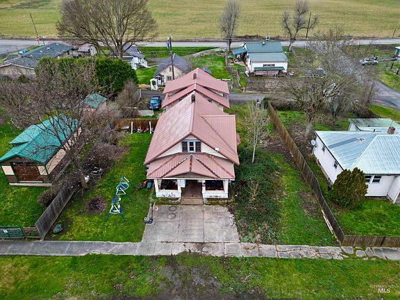 2nd image of 710 Maple St