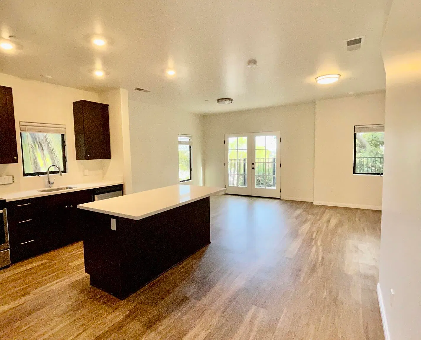 920 Lowena Dr — Photo 3