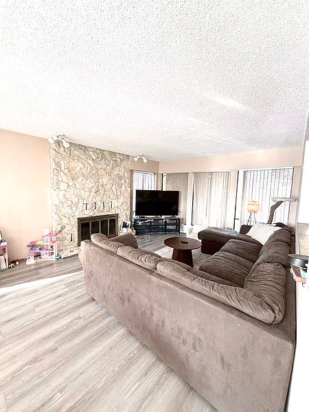 Surrey House for rent - 4 Bedrooms — photo 5