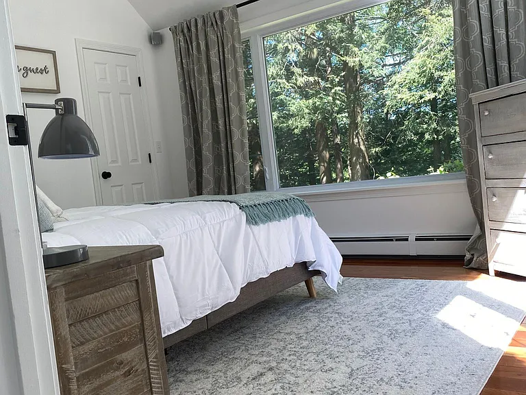 1st floor master bed queen