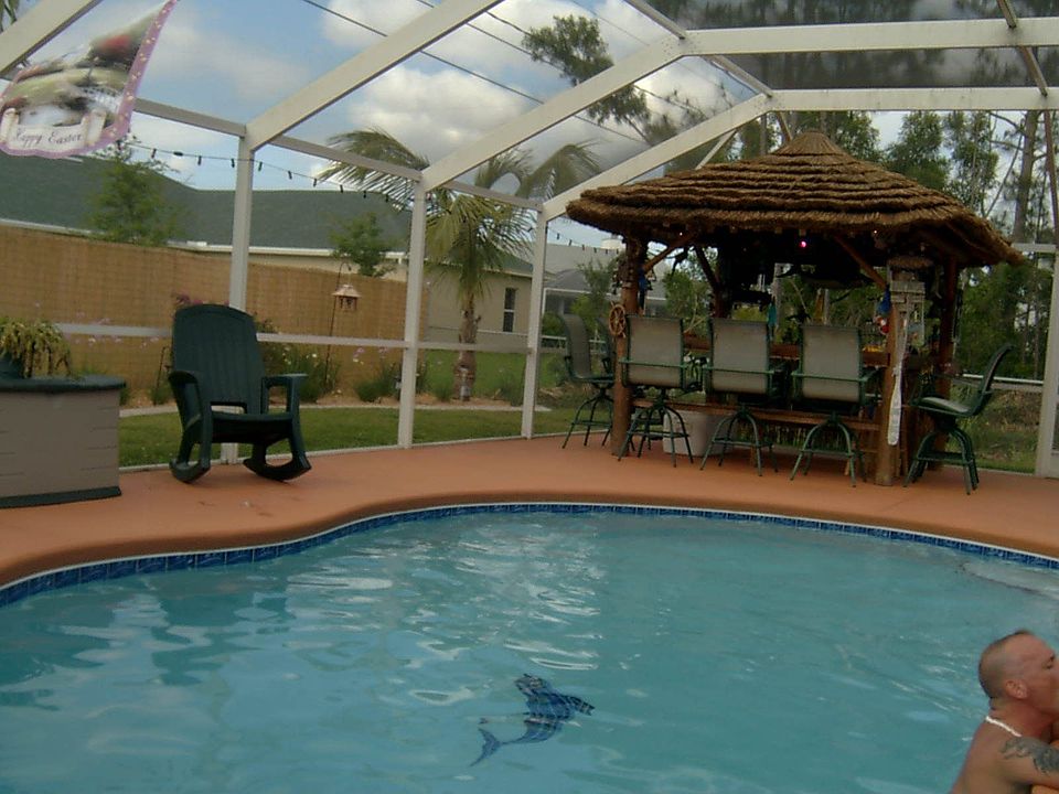 1800 sq ft patio, pool and full tiki bar with electric