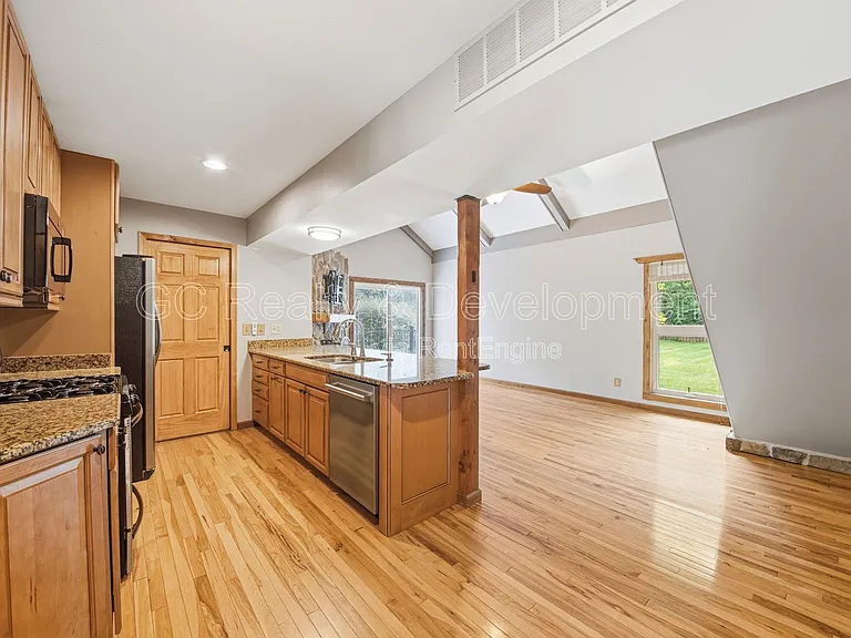938 Canterbury Dr — Photo 4