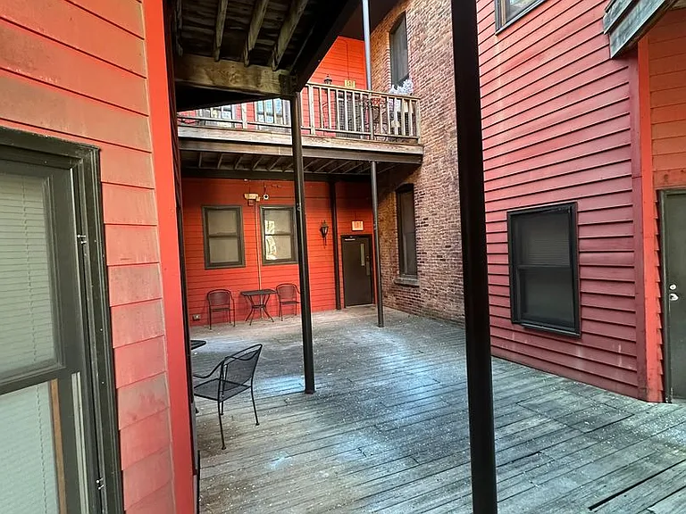 1007 N Summit St — Photo 2