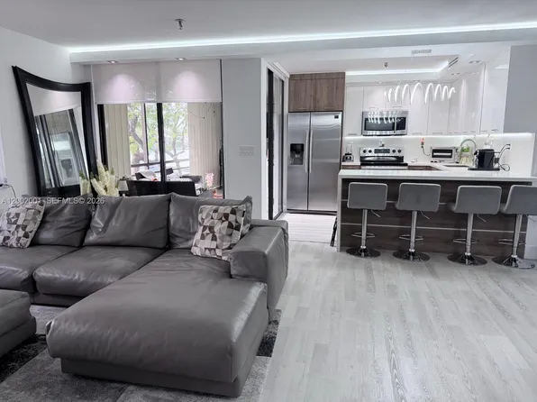 671 NE 195th St APT 208E, Miami, FL 33179