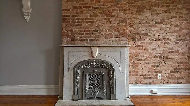 Front room fireplace (decorative only)