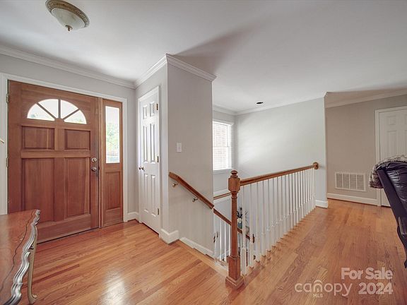 4th image of 606 W Queens Dr