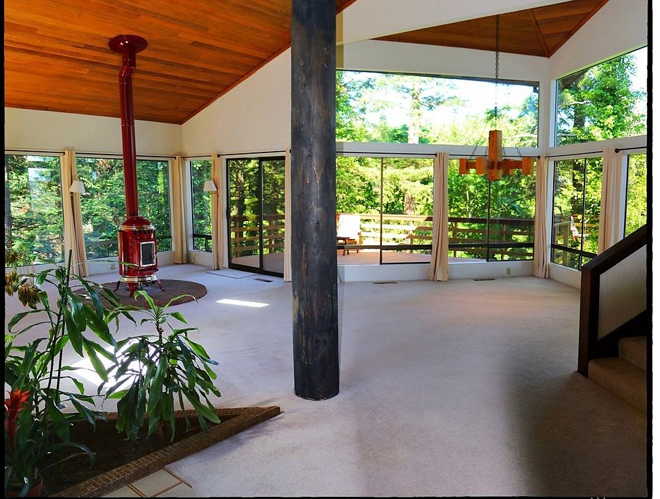 2nd image of 588 Shelter Bay Dr