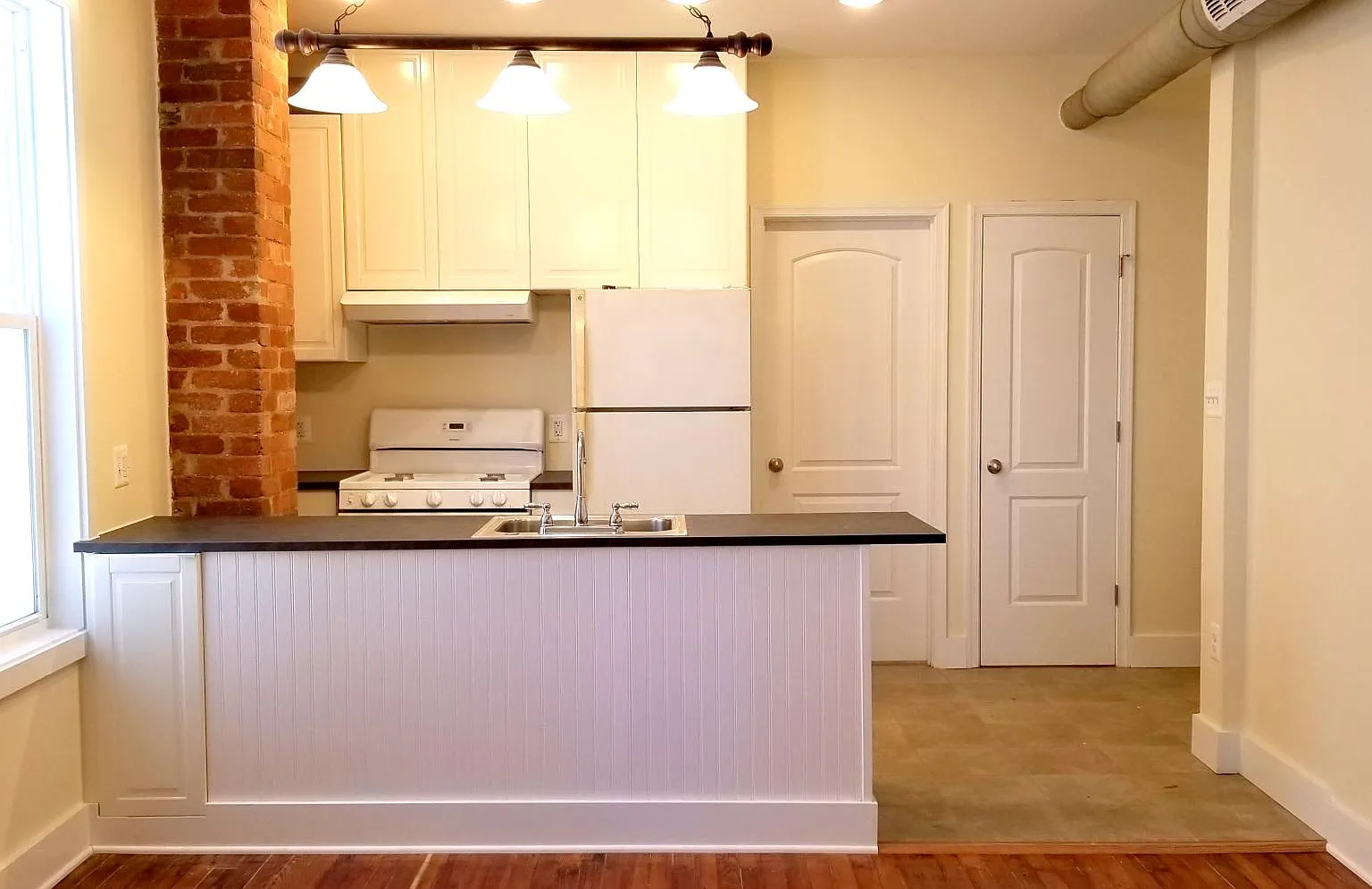2 bed, 1000 sqft, $1,695 — Photo 2