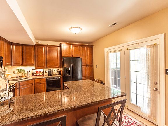 3rd image of 1017 Basswood Dr