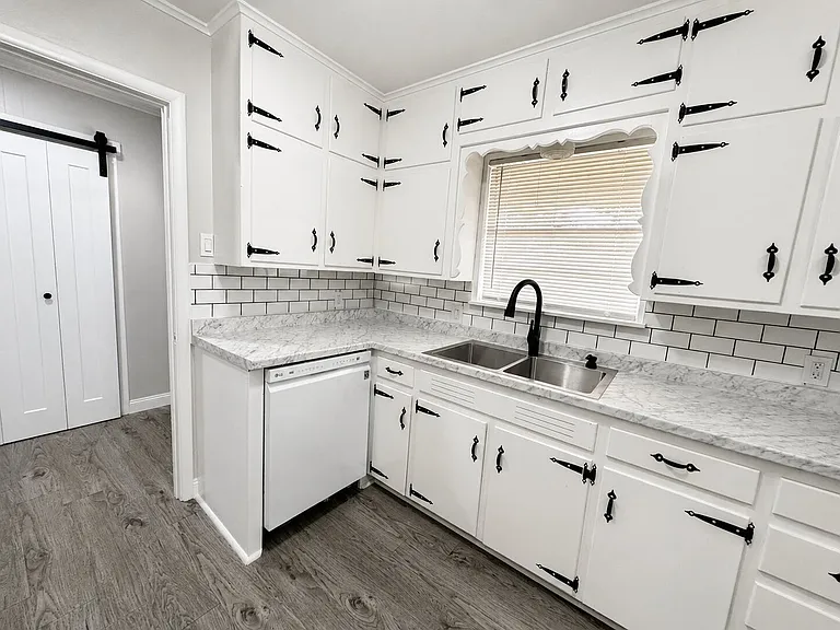 1005 Oakwood Ln — Photo 11