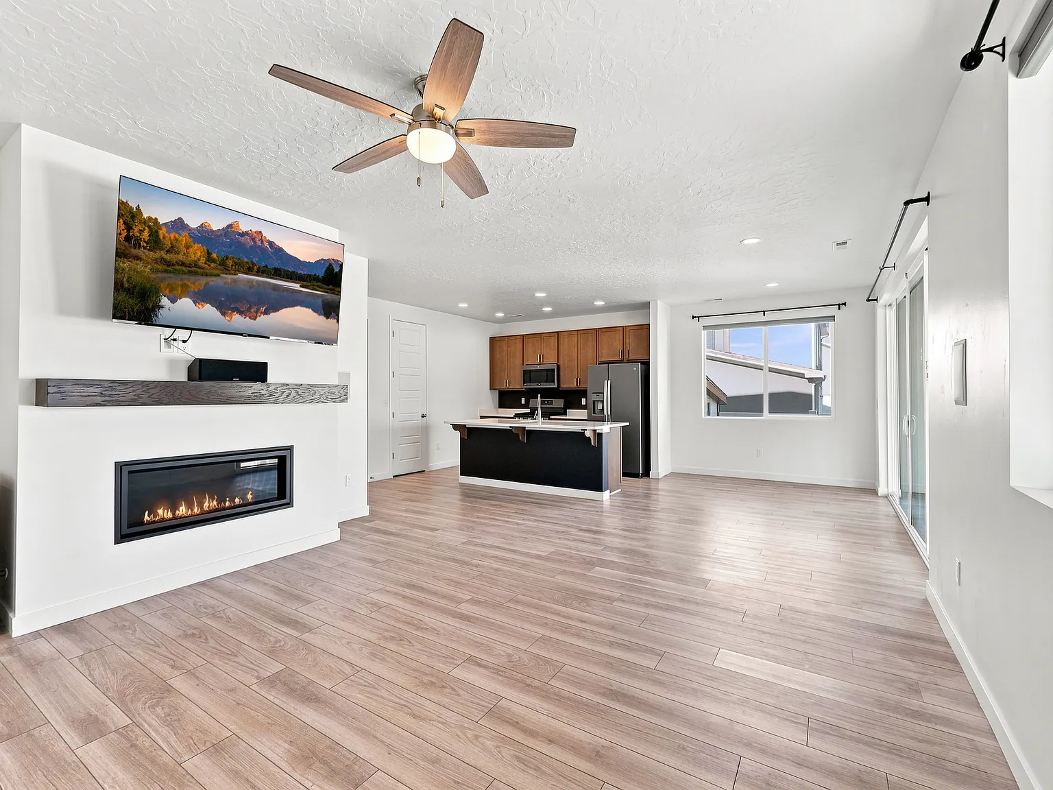 4 bed, 2077 sqft, $2,900 — Photo 3