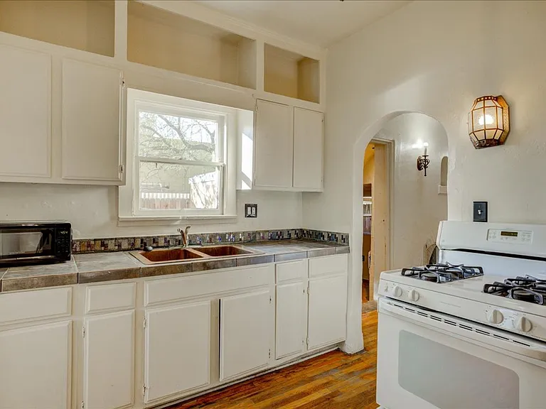 520 E Helen St — Photo 10