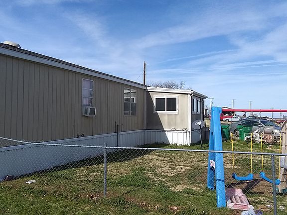 3rd image of 804 N Avenue F