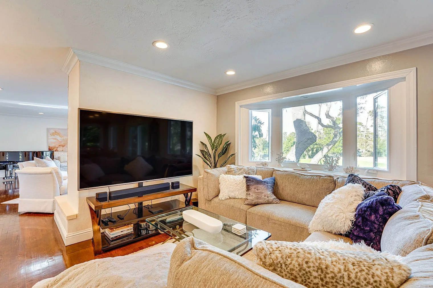 2 bed, 2.0 bath, 1700 sqft, $9,497 — Photo 4