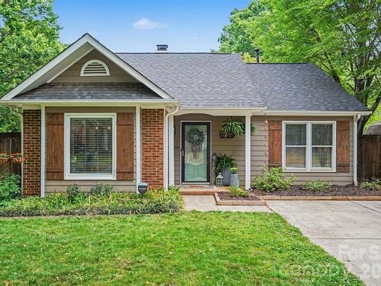 7450 Crestside Ln, Charlotte, NC 28227