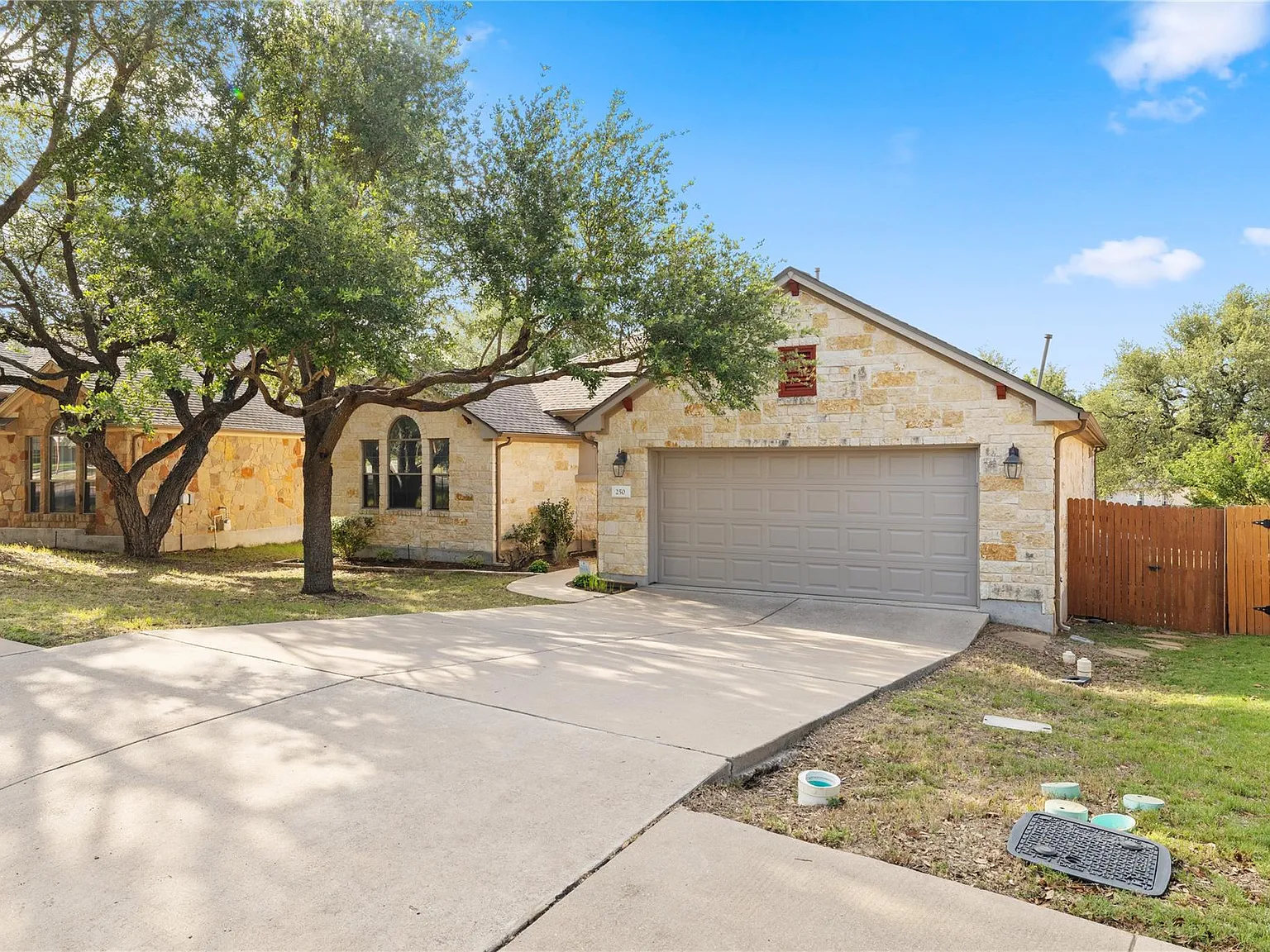 4 bed, 2.5 bath, 2584 sqft, $2,900 — Photo 3