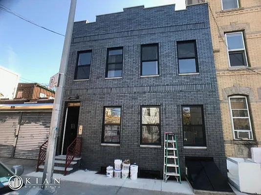 Rented by Kian Realty | media 14