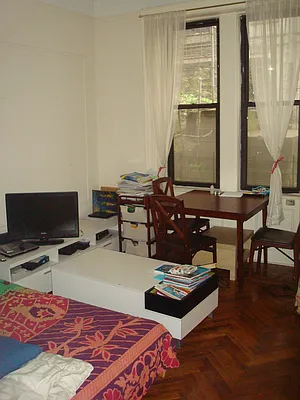 Rented by Metropolitan Equities | media 25