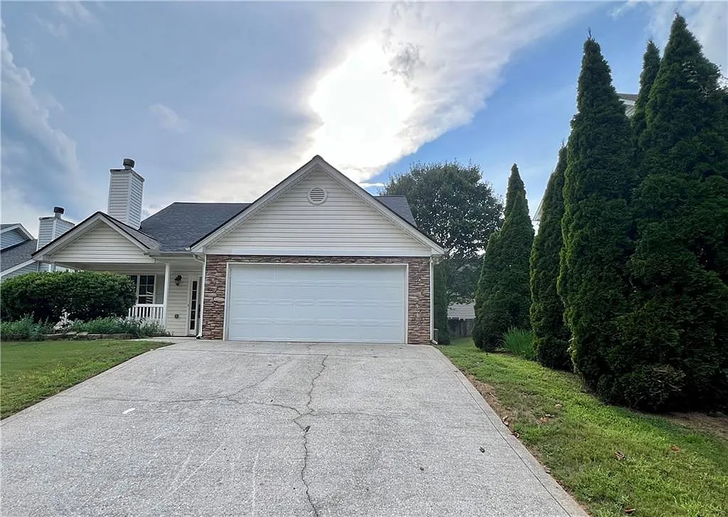4 bed, 2.0 bath, 1722 sqft, $2,200 — Photo 1