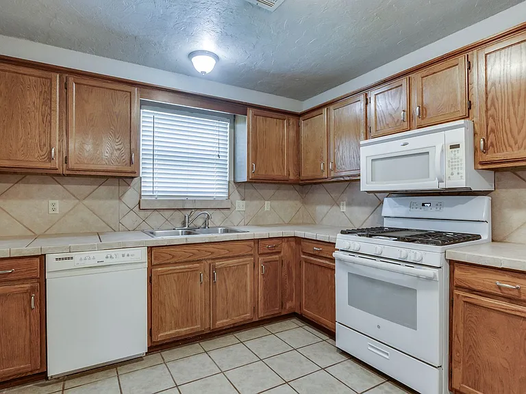 12316 SW 14th St — Photo 14