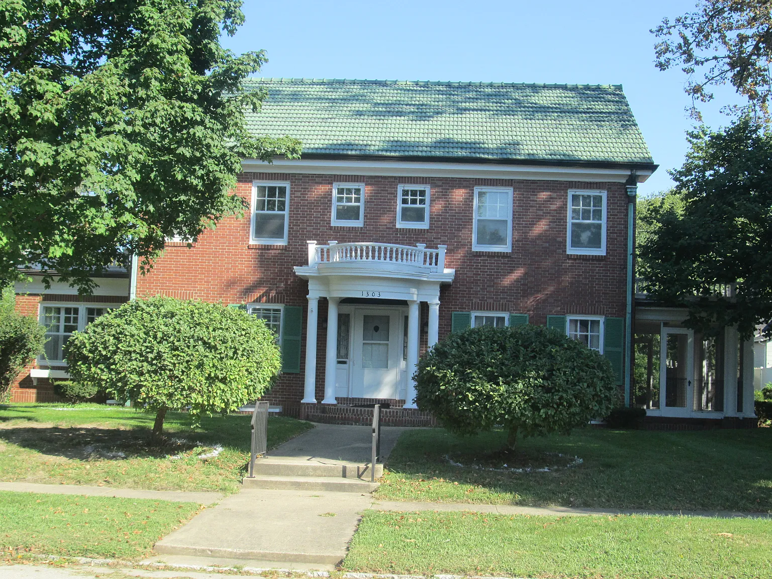 1303 Jackson Ave photo 1