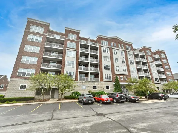 3930 South Lake DRIVE #102, Saint Francis, WI 53235