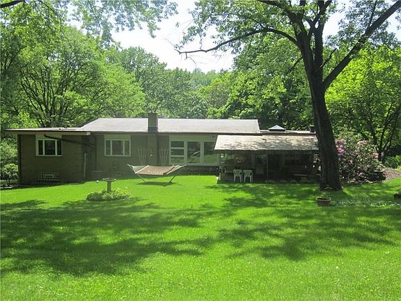 Sweet backyard, great for entertaining! Exterior back