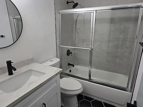 3rd image of 3564 1/2 Menlo Ave