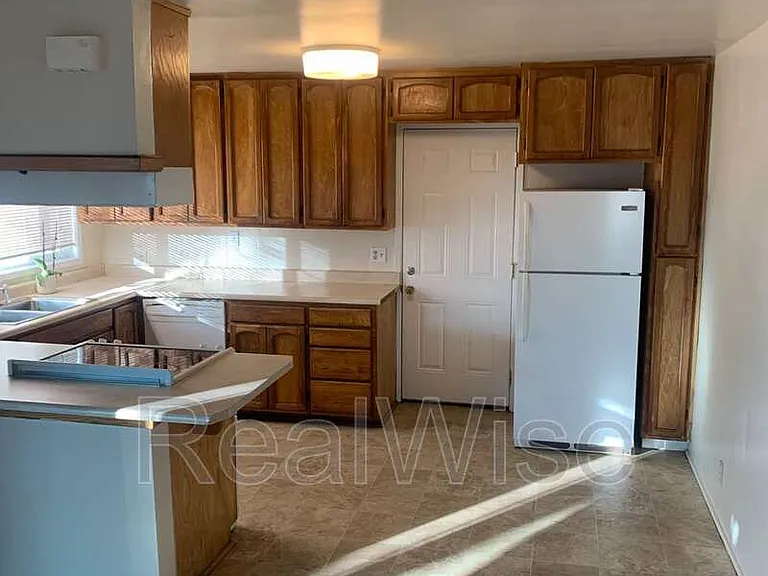 443 NE Baker Dr — Photo 6