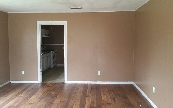 2nd image of 1301 E Burleson St