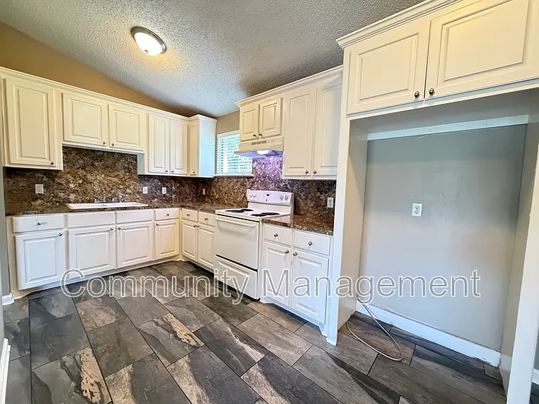 1442 Clinton Dr — Photo 2