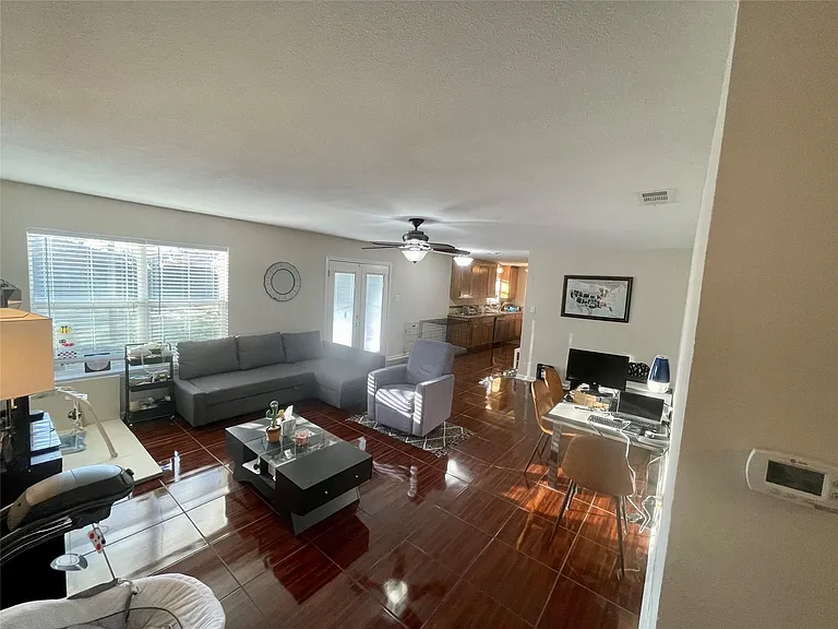 817 Bullock St — Photo 3