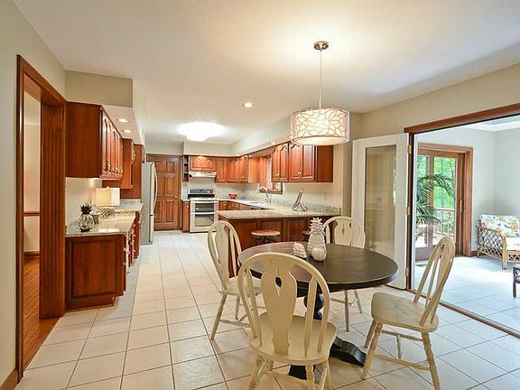 4th image of 8807 Highwood Ln