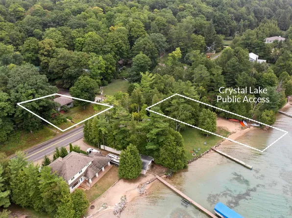 5326 Crystal Dr, Beulah, MI 49617