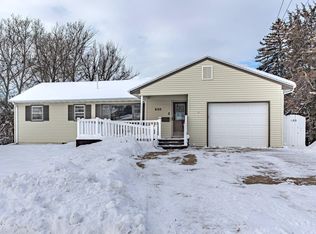 620 Crescent Ln, Bismarck, ND 58501
