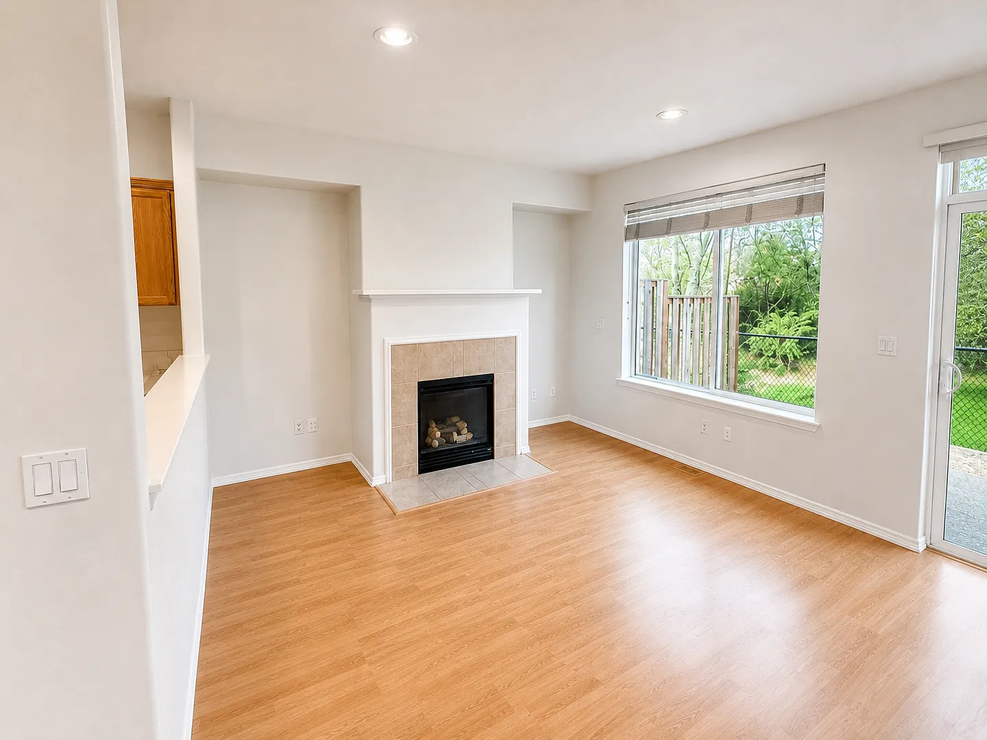 Beautiful New 3 bed 2.5 bath Home with HOA Pool Access! — Photo 4