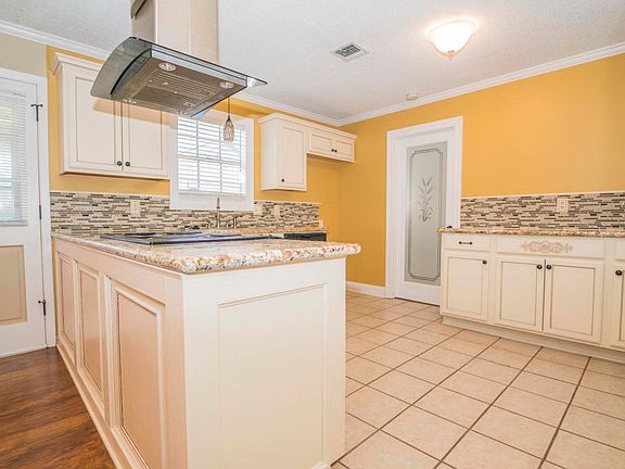 5th image of 402 Breton Dr