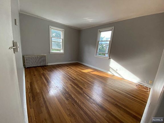 4th image of 480-482 Fabyan Pl