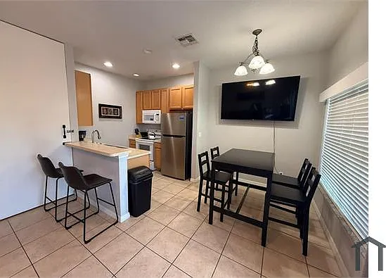 4 bed, 1400 sqft, $2,400 — Photo 3