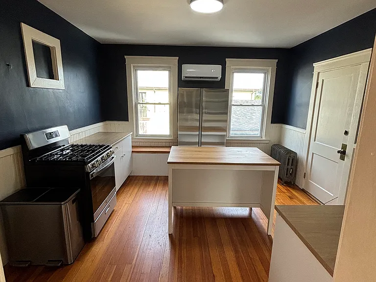 580-582 Admiral St — Photo 12