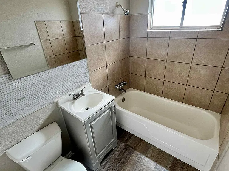 Lakeside Apartments — Photo 4