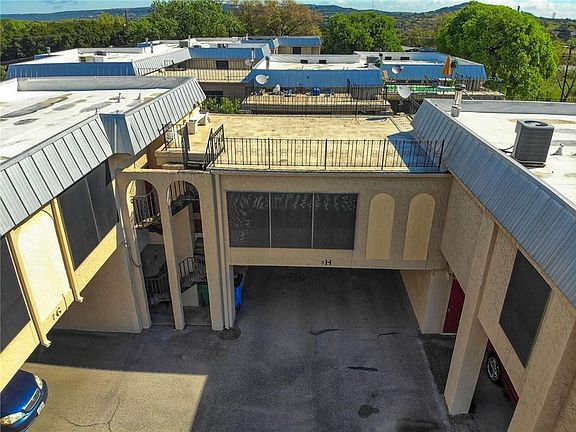 2nd image of 5804 Circulo Dr APT B