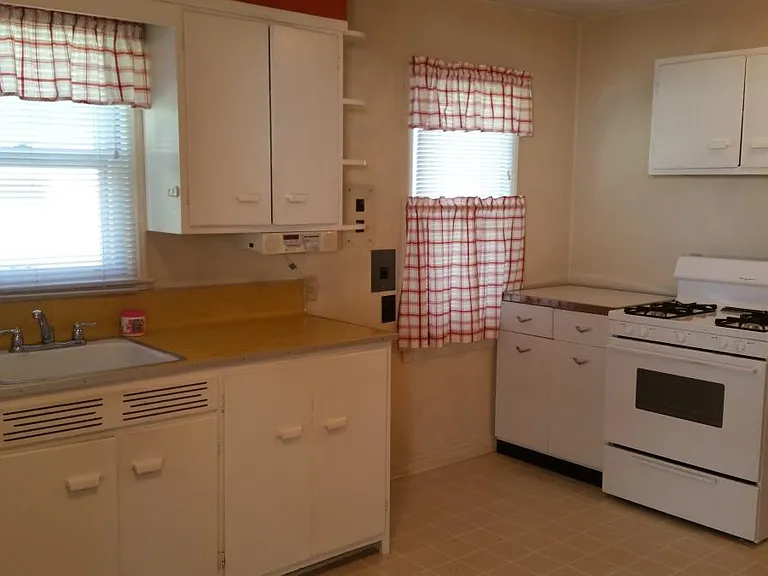 1433 W Hamilton St — Photo 2